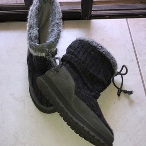 Sketchers sweater boots size 8 grey